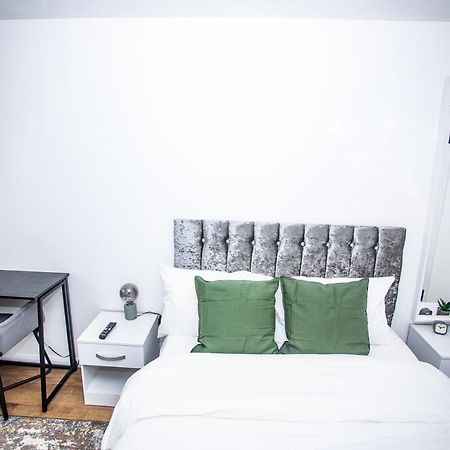 Hotel La Vida In Casa à Thamesmead  Extérieur photo
