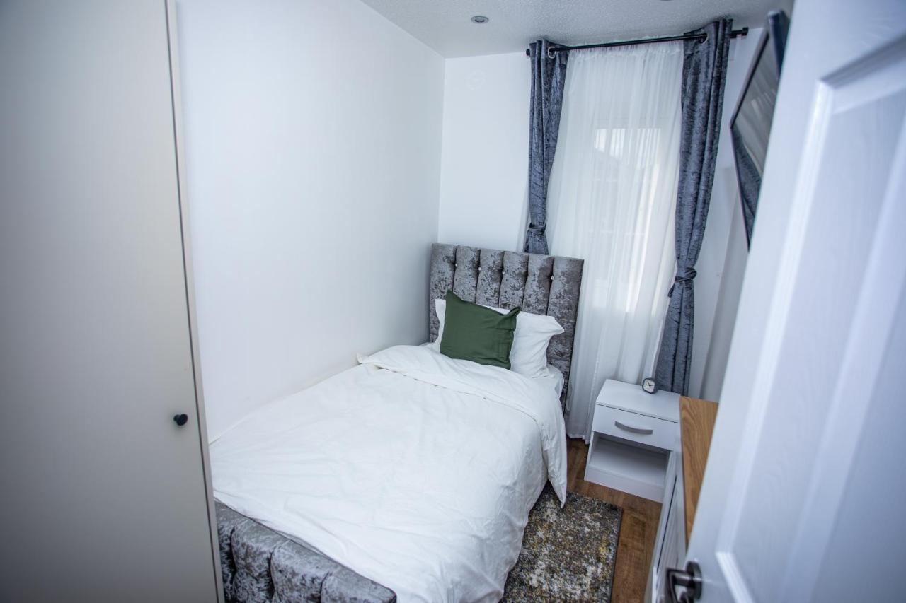 Hotel La Vida In Casa à Thamesmead  Extérieur photo